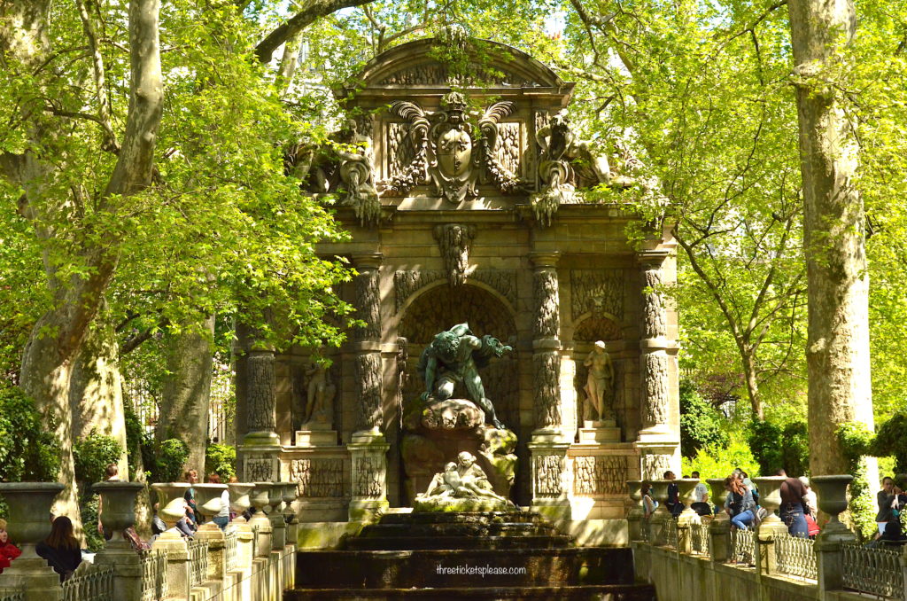 offbeat Fountain in paris 