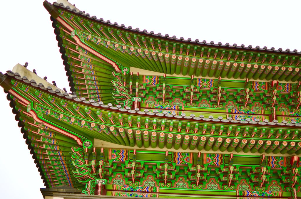 things to do in seoul - Korean architecture with wood - green palace roof in Seoul